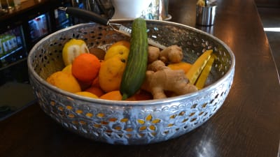 Fruktskål med citrus och grönsaker.