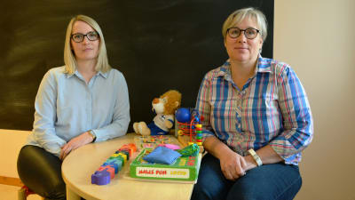 Socialarbetare Sofia Mellberg-Kultti och Tiina Böling på barnskyddet i Vasa.