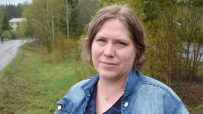 Kvinna ute en majkväll