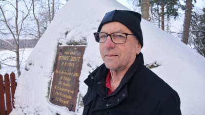 Erik Liljeström framför en snötäckt minnessten för pellingeslaget