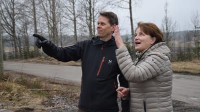 Mikael Jern och Raija Rehnberg följer med monteringen av det nya slakteriet i Västankvarn.