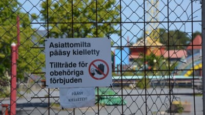 Skylt på stängsel vid Wasalandia där det står att tillräde för obehöriga är förbjudet.