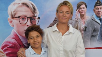 Regissören Josephine Bornebusch tillsammans med Lasse Kärkkäinen som gör den finska rösten som Lasse i filmen.