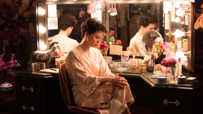 Judy Garland (Renée Zellweger) sitter i sin loge vid sitt skrivbord och ser ledsen ut. 