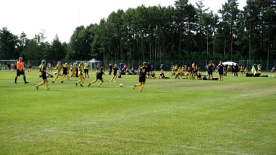Fotbollsmatch mellan två juniorlag.