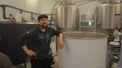 Patrik Björkman kokar humle i Kvarken Brewery