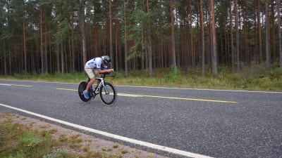 En cyklist susar fram på en landsväg.