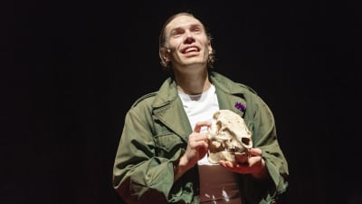 Jussi Nikkilä som Hamlet på Åbo stadsteater