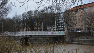 Närbild på Aurabron i Åbo. 