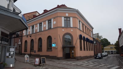 En shoppinggalleria byggs i gammal banklokal i centrum av Ekenäs. En av ingångarna finns från gågtan.