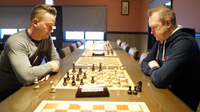 Vicotr Wilson och Jimmy Wikman spelar schack.