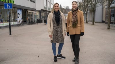 Alexandra Lundmark och Louise Kjellberg på Köpmansgatan i Karis.