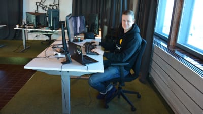Lauri Falck i S:t Karins-företaget a.i.maters lokaler den 1.4.2022.