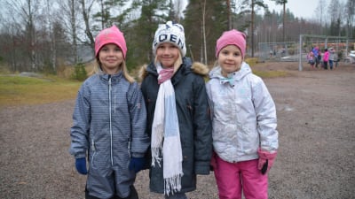 HIlma Englund, Linn Kippilä och Siri Sahamies går i ettan i Grännäs skola