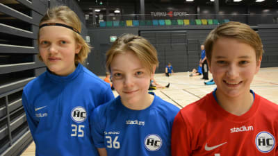 tre handbollspojkar