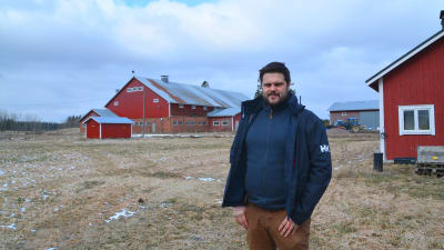 Jesse Mårtensom framför en röd ladugård