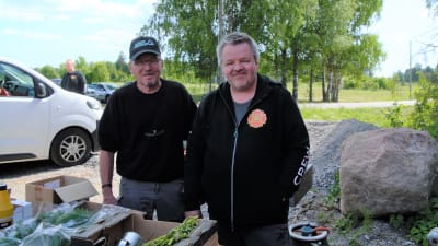 Från vänster på bilden är Tom Johansson och Patrick Nyholm från Vessö FBK. 