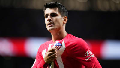 Alvaro Morata håller i sin tröja då han firar ett mål.
