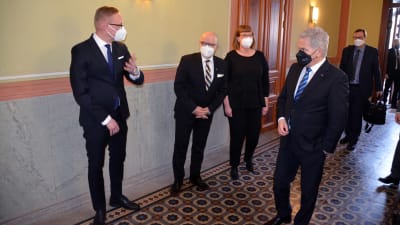 Borgås stadsdirektör Jukka-Pekka Ujula gestikulerar till president Sauli Niinistö att stiga på.