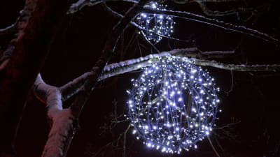 Ljusbollar i ett träd som julbelysning.