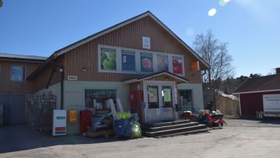 En butik i Bromarv, fotograferat utifrån. Vår och soligt.