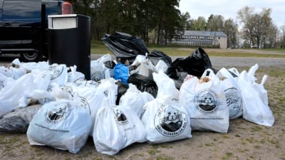en massa soppåsar med skräp vid runsala folkpark