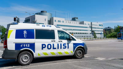 Poliisiauto, taustalla Keskusrikospoliisin päämaja Vantaan Jokiniemessä.