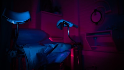 Gynekologstol i mörk belysning