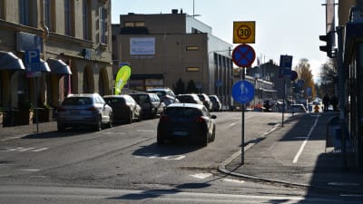 Bil kör på enkelriktad väg i Borgå.