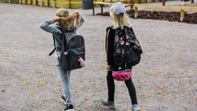 Skolelever går på skolgården