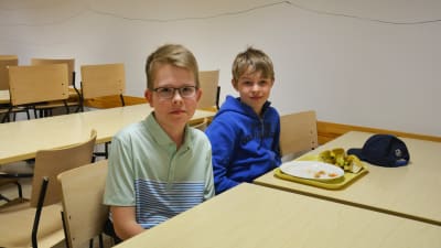 Valter Lindman (till vänster) och Axel Kronberg i matsalen i Cygnaeus skola den 6.5.2022.