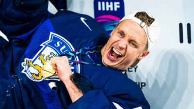 Jussi Olkinuora firar VM-guldet.