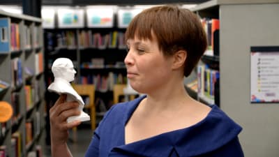 Karin Erlandsson med liten Runebergsbyst.