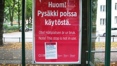 En röd skylt med info från Helsingforsregionens trafik.