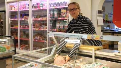 Blivande köpmannen Sofia Björklund bakom köttdisken i bybutiken i Töjby