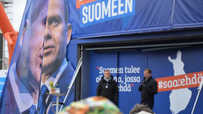 Samlingspartiets valkampanj i Åbo inför riksdagsvalet. Partiordförande Petteri Orpo talar på ett podium.