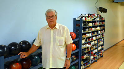 Henry Friman står framför bowlingbollar.
