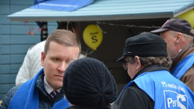 Sannfinlänarnas Ville Tavio talar med folk på valgatan i Åbo. 