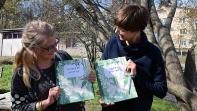 Illustratören Anni Pöyhtäri och författaren Päivi Kataja med sin bok "Hemulin Kasvio".
