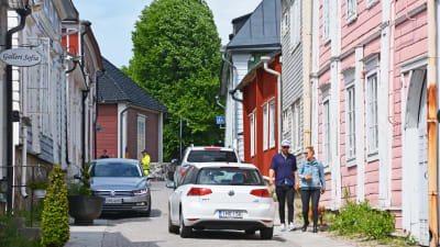 Kullerstensgata i Borgå med livlig trafik.