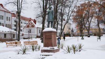 Staty av J.L Runeberg i Runebergsparken i Borgå under vintern