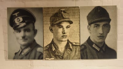 Fotografier av tyska soldater utställda på Hangö museum. 