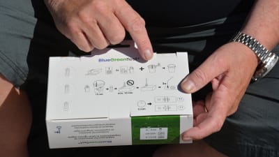 Det finns klara instruktioner för hur snabbtestet ska genomföras på lådan.