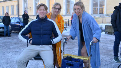 Abiturienter från Borgå gymnasium firar penkis