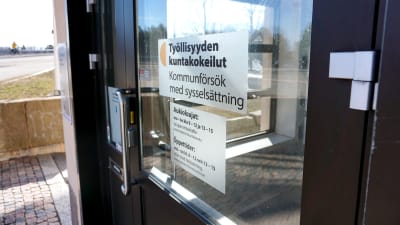 Dörr till en kontorsbyggnad.