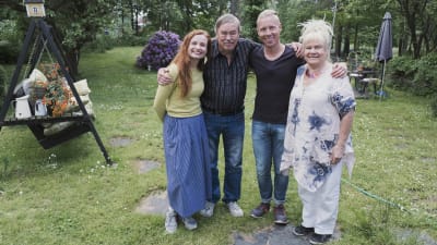 Risto och Maritta Pellava i sin trädgård tillsammans med Egenland-programledarna Hannamari Hoikkala och Nicke Aldén.