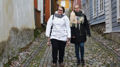 Janita Nuutilainen och Noora Vanhala promenerar i gamla stan i Borgå