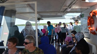 Fullsatt sjöbuss på väg till Runsala.