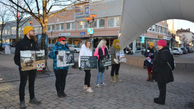 Niina Kuorikoski (i röd mössa)demonstrerar mot pälsdjurshållning i Karleby