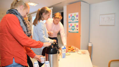 Medicine studerande besöker Raseborgs sjukhus och dricker kaffe innan introduktionen.
